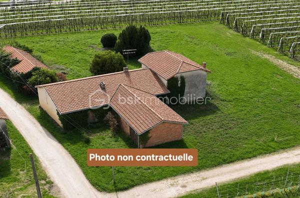 À seulement 15 minutes de Montauban, dans un environnement calme et verdoyant sur la commune prisée d'Albias, découvrez cette authentique propriété de caractère offrant un fort potentiel d'aménagement.

Implantée sur un terrain plat d'environ 4 000 m² sans vis-à-vis, cette ancienne ferme développe près de 176 m² habitables répartis sur deux niveaux et conserve de nombreux éléments d'origine qui séduiront les amateurs de bâtisses anciennes : cheminées d'époque, volumes généreux et charme authentique.

La maison propose aujourd'hui plusieurs espaces de vie à repenser selon vos besoins. Le rez-de-chaussée s'organise autour d'une vaste entrée traversante et de plusieurs pièces de belles dimensions. À l'étage, vous trouverez trois chambres lumineuses ainsi qu'une salle d'eau.

Les nombreuses dépendances constituent un véritable atout :

- Garage indépendant d'environ 83 m²
- Grande pièce attenante d'environ 75 m² à aménager selon vos projets
- Dépendance supplémentaire d'environ 85 m² idéale pour un atelier, du stockage ou une activité indépendante

L'ensemble offre un potentiel remarquable pour créer une grande maison familiale, une résidence secondaire pleine de charme ou développer un projet d'accueil touristique tel que gîtes, chambres d'hôtes ou résidence artistique.

À l'extérieur, le terrain plat entouré de Pommiers certifiés Bio permet d'imaginer de multiples aménagements : piscine, jardin paysager, verger, potager ou espaces de détente profitant pleinement du cadre champêtre environnant.

Des travaux de rénovation sont à prévoir, offrant l'opportunité de révéler tout le caractère de cette propriété et de l'adapter à vos envies. Le gros œuvre est sain et constitue une excellente base pour un projet de valorisation patrimoniale.

Une propriété rare sur le secteur, alliant authenticité, volumes et possibilités d'exploitation dans un environnement naturel recherché, à proximité immédiate des commodités et des grands axes.

Une belle opportunité pour les amoureux de la pierre et les porteurs de projets en quête d'espace, de calme et de potentiel.

A VISITER SANS TARDER !!!