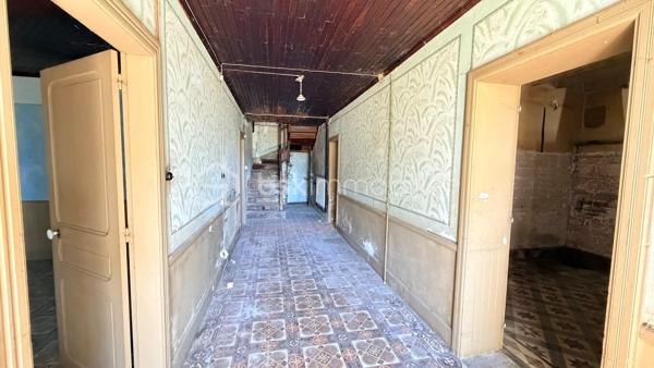 À seulement 15 minutes de Montauban, dans un environnement calme et verdoyant sur la commune prisée d'Albias, découvrez cette authentique propriété de caractère offrant un fort potentiel d'aménagement.

Implantée sur un terrain plat d'environ 4 000 m² sans vis-à-vis, cette ancienne ferme développe près de 176 m² habitables répartis sur deux niveaux et conserve de nombreux éléments d'origine qui séduiront les amateurs de bâtisses anciennes : cheminées d'époque, volumes généreux et charme authentique.

La maison propose aujourd'hui plusieurs espaces de vie à repenser selon vos besoins. Le rez-de-chaussée s'organise autour d'une vaste entrée traversante et de plusieurs pièces de belles dimensions. À l'étage, vous trouverez trois chambres lumineuses ainsi qu'une salle d'eau.

Les nombreuses dépendances constituent un véritable atout :

- Garage indépendant d'environ 83 m²
- Grande pièce attenante d'environ 75 m² à aménager selon vos projets
- Dépendance supplémentaire d'environ 85 m² idéale pour un atelier, du stockage ou une activité indépendante

L'ensemble offre un potentiel remarquable pour créer une grande maison familiale, une résidence secondaire pleine de charme ou développer un projet d'accueil touristique tel que gîtes, chambres d'hôtes ou résidence artistique.

À l'extérieur, le terrain plat entouré de Pommiers certifiés Bio permet d'imaginer de multiples aménagements : piscine, jardin paysager, verger, potager ou espaces de détente profitant pleinement du cadre champêtre environnant.

Des travaux de rénovation sont à prévoir, offrant l'opportunité de révéler tout le caractère de cette propriété et de l'adapter à vos envies. Le gros œuvre est sain et constitue une excellente base pour un projet de valorisation patrimoniale.

Une propriété rare sur le secteur, alliant authenticité, volumes et possibilités d'exploitation dans un environnement naturel recherché, à proximité immédiate des commodités et des grands axes.

Une belle opportunité pour les amoureux de la pierre et les porteurs de projets en quête d'espace, de calme et de potentiel.

A VISITER SANS TARDER !!!