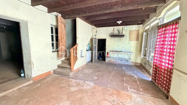 À seulement 15 minutes de Montauban, dans un environnement calme et verdoyant sur la commune prisée d'Albias, découvrez cette authentique propriété de caractère offrant un fort potentiel d'aménagement.

Implantée sur un terrain plat d'environ 4 000 m² sans vis-à-vis, cette ancienne ferme développe près de 176 m² habitables répartis sur deux niveaux et conserve de nombreux éléments d'origine qui séduiront les amateurs de bâtisses anciennes : cheminées d'époque, volumes généreux et charme authentique.

La maison propose aujourd'hui plusieurs espaces de vie à repenser selon vos besoins. Le rez-de-chaussée s'organise autour d'une vaste entrée traversante et de plusieurs pièces de belles dimensions. À l'étage, vous trouverez trois chambres lumineuses ainsi qu'une salle d'eau.

Les nombreuses dépendances constituent un véritable atout :

- Garage indépendant d'environ 83 m²
- Grande pièce attenante d'environ 75 m² à aménager selon vos projets
- Dépendance supplémentaire d'environ 85 m² idéale pour un atelier, du stockage ou une activité indépendante

L'ensemble offre un potentiel remarquable pour créer une grande maison familiale, une résidence secondaire pleine de charme ou développer un projet d'accueil touristique tel que gîtes, chambres d'hôtes ou résidence artistique.

À l'extérieur, le terrain plat entouré de Pommiers certifiés Bio permet d'imaginer de multiples aménagements : piscine, jardin paysager, verger, potager ou espaces de détente profitant pleinement du cadre champêtre environnant.

Des travaux de rénovation sont à prévoir, offrant l'opportunité de révéler tout le caractère de cette propriété et de l'adapter à vos envies. Le gros œuvre est sain et constitue une excellente base pour un projet de valorisation patrimoniale.

Une propriété rare sur le secteur, alliant authenticité, volumes et possibilités d'exploitation dans un environnement naturel recherché, à proximité immédiate des commodités et des grands axes.

Une belle opportunité pour les amoureux de la pierre et les porteurs de projets en quête d'espace, de calme et de potentiel.

A VISITER SANS TARDER !!!