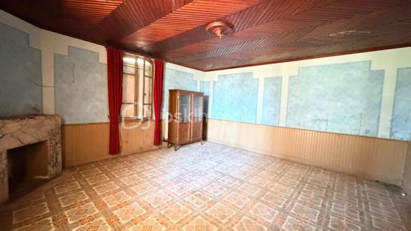 À seulement 15 minutes de Montauban, dans un environnement calme et verdoyant sur la commune prisée d'Albias, découvrez cette authentique propriété de caractère offrant un fort potentiel d'aménagement.

Implantée sur un terrain plat d'environ 4 000 m² sans vis-à-vis, cette ancienne ferme développe près de 176 m² habitables répartis sur deux niveaux et conserve de nombreux éléments d'origine qui séduiront les amateurs de bâtisses anciennes : cheminées d'époque, volumes généreux et charme authentique.

La maison propose aujourd'hui plusieurs espaces de vie à repenser selon vos besoins. Le rez-de-chaussée s'organise autour d'une vaste entrée traversante et de plusieurs pièces de belles dimensions. À l'étage, vous trouverez trois chambres lumineuses ainsi qu'une salle d'eau.

Les nombreuses dépendances constituent un véritable atout :

- Garage indépendant d'environ 83 m²
- Grande pièce attenante d'environ 75 m² à aménager selon vos projets
- Dépendance supplémentaire d'environ 85 m² idéale pour un atelier, du stockage ou une activité indépendante

L'ensemble offre un potentiel remarquable pour créer une grande maison familiale, une résidence secondaire pleine de charme ou développer un projet d'accueil touristique tel que gîtes, chambres d'hôtes ou résidence artistique.

À l'extérieur, le terrain plat entouré de Pommiers certifiés Bio permet d'imaginer de multiples aménagements : piscine, jardin paysager, verger, potager ou espaces de détente profitant pleinement du cadre champêtre environnant.

Des travaux de rénovation sont à prévoir, offrant l'opportunité de révéler tout le caractère de cette propriété et de l'adapter à vos envies. Le gros œuvre est sain et constitue une excellente base pour un projet de valorisation patrimoniale.

Une propriété rare sur le secteur, alliant authenticité, volumes et possibilités d'exploitation dans un environnement naturel recherché, à proximité immédiate des commodités et des grands axes.

Une belle opportunité pour les amoureux de la pierre et les porteurs de projets en quête d'espace, de calme et de potentiel.

A VISITER SANS TARDER !!!
