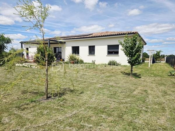 📍 À seulement 3 minutes du centre de La Ville-Dieu-du-Temple et 15 minutes de Montauban, venez découvrir cette magnifique maison contemporaine de plain-pied alliant confort, modernité et qualité de vie.

✨ Édifiée sur une belle parcelle de plus de 1 000 m² entièrement clôturée, avec portail électrique, cette propriété est idéale pour les familles en quête de tranquillité.

🚪 Dès l'entrée, un hall accueillant vous invite à découvrir une vaste pièce de vie lumineuse et spacieuse, comprenant : 

🍽️ Une cuisine ouverte entièrement équipée 🛋️ Un salon-séjour convivial baigné de lumière naturelle

📦 Vous bénéficierez également d'un : ✔️ Cellier / buanderie avec accès extérieur ✔️ Garage isolé et carrelé avec portail électrique

🌿 Côté extérieur : 🌺 Jardin paysagé soigneusement entretenu ☀️ Grande terrasse couverte, parfaite pour les repas d'été et les moments de détente en famille ou entre amis

🛏️ L'espace nuit se compose de 4 belles chambres avec placards intégrés :

⭐ Une chambre avec accès direct à la salle de bains 🚿 Une chambre avec sa propre salle d'eau privative

❄️🔥 Pour un confort optimal toute l'année : ✅ Chauffage gainable ✅ Thermostat individuel dans chaque pièce pour une gestion personnalisée de la température

💎 Les atouts : ✔️ Maison de plain-pied ✔️ 4 chambres ✔️ Terrain de plus de 1 000 m² ✔️ Jardin paysagé ✔️ Terrasse couverte ✔️ Garage isolé ✔️ Portail électrique ✔️ Environnement calme ✔️ Proximité immédiate des commodités