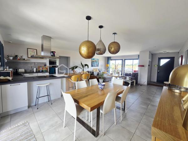 📍 À seulement 3 minutes du centre de La Ville-Dieu-du-Temple et 15 minutes de Montauban, venez découvrir cette magnifique maison contemporaine de plain-pied alliant confort, modernité et qualité de vie.

✨ Édifiée sur une belle parcelle de plus de 1 000 m² entièrement clôturée, avec portail électrique, cette propriété est idéale pour les familles en quête de tranquillité.

🚪 Dès l'entrée, un hall accueillant vous invite à découvrir une vaste pièce de vie lumineuse et spacieuse, comprenant : 

🍽️ Une cuisine ouverte entièrement équipée 🛋️ Un salon-séjour convivial baigné de lumière naturelle

📦 Vous bénéficierez également d'un : ✔️ Cellier / buanderie avec accès extérieur ✔️ Garage isolé et carrelé avec portail électrique

🌿 Côté extérieur : 🌺 Jardin paysagé soigneusement entretenu ☀️ Grande terrasse couverte, parfaite pour les repas d'été et les moments de détente en famille ou entre amis

🛏️ L'espace nuit se compose de 4 belles chambres avec placards intégrés :

⭐ Une chambre avec accès direct à la salle de bains 🚿 Une chambre avec sa propre salle d'eau privative

❄️🔥 Pour un confort optimal toute l'année : ✅ Chauffage gainable ✅ Thermostat individuel dans chaque pièce pour une gestion personnalisée de la température

💎 Les atouts : ✔️ Maison de plain-pied ✔️ 4 chambres ✔️ Terrain de plus de 1 000 m² ✔️ Jardin paysagé ✔️ Terrasse couverte ✔️ Garage isolé ✔️ Portail électrique ✔️ Environnement calme ✔️ Proximité immédiate des commodités