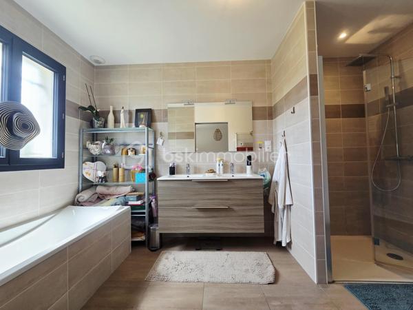📍 À seulement 3 minutes du centre de La Ville-Dieu-du-Temple et 15 minutes de Montauban, venez découvrir cette magnifique maison contemporaine de plain-pied alliant confort, modernité et qualité de vie.

✨ Édifiée sur une belle parcelle de plus de 1 000 m² entièrement clôturée, avec portail électrique, cette propriété est idéale pour les familles en quête de tranquillité.

🚪 Dès l'entrée, un hall accueillant vous invite à découvrir une vaste pièce de vie lumineuse et spacieuse, comprenant : 

🍽️ Une cuisine ouverte entièrement équipée 🛋️ Un salon-séjour convivial baigné de lumière naturelle

📦 Vous bénéficierez également d'un : ✔️ Cellier / buanderie avec accès extérieur ✔️ Garage isolé et carrelé avec portail électrique

🌿 Côté extérieur : 🌺 Jardin paysagé soigneusement entretenu ☀️ Grande terrasse couverte, parfaite pour les repas d'été et les moments de détente en famille ou entre amis

🛏️ L'espace nuit se compose de 4 belles chambres avec placards intégrés :

⭐ Une chambre avec accès direct à la salle de bains 🚿 Une chambre avec sa propre salle d'eau privative

❄️🔥 Pour un confort optimal toute l'année : ✅ Chauffage gainable ✅ Thermostat individuel dans chaque pièce pour une gestion personnalisée de la température

💎 Les atouts : ✔️ Maison de plain-pied ✔️ 4 chambres ✔️ Terrain de plus de 1 000 m² ✔️ Jardin paysagé ✔️ Terrasse couverte ✔️ Garage isolé ✔️ Portail électrique ✔️ Environnement calme ✔️ Proximité immédiate des commodités