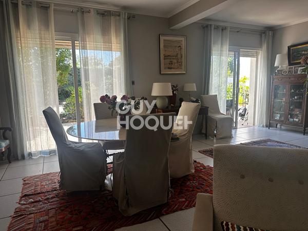 Maison Carcassonne . Maison bourgeoise , jardin , piscine.