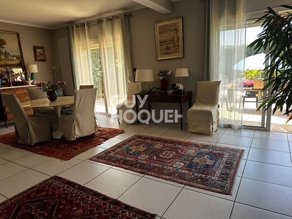 Maison Carcassonne . Maison bourgeoise , jardin , piscine.