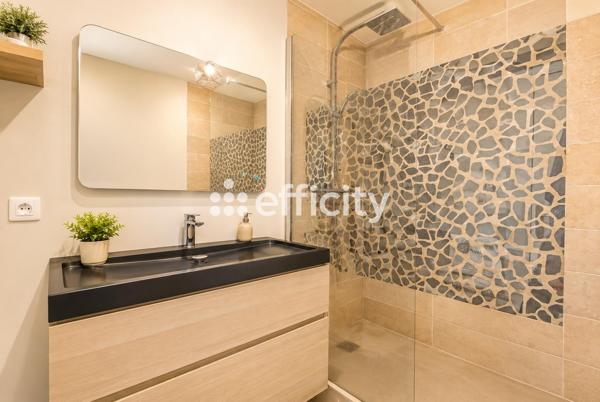 Appartement
         2 pièces
        - 60 m² 186 000 € *
