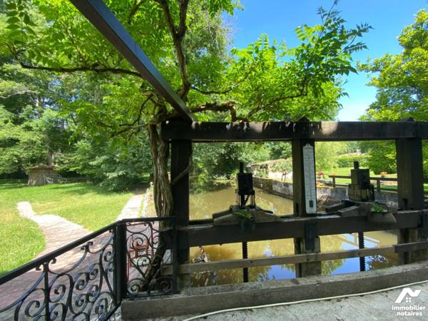 proche Libourne et Saint André de Cubzac, dans un très bel environnement MOULIN à eau du 18 ème...