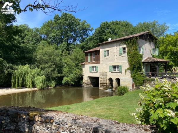 proche Libourne et Saint André de Cubzac, dans un très bel environnement MOULIN à eau du 18 ème...