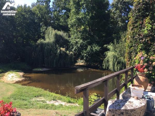 proche Libourne et Saint André de Cubzac, dans un très bel environnement MOULIN à eau du 18 ème...