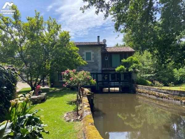 proche Libourne et Saint André de Cubzac, dans un très bel environnement MOULIN à eau du 18 ème...