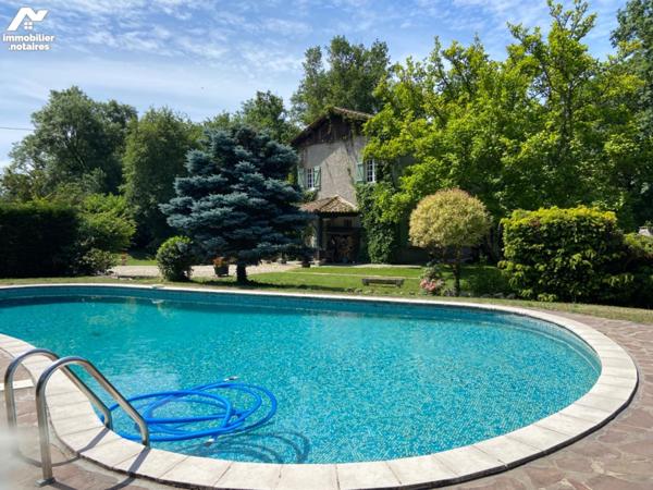 proche Libourne et Saint André de Cubzac, dans un très bel environnement MOULIN à eau du 18 ème...
