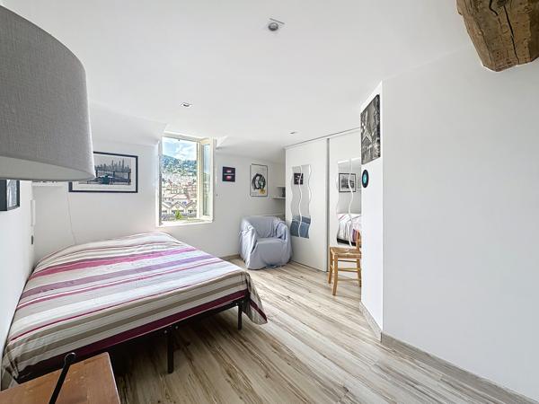 TARARE CENTRE - MAISON DE VILLE 175M² AVEC EXTERIEUR