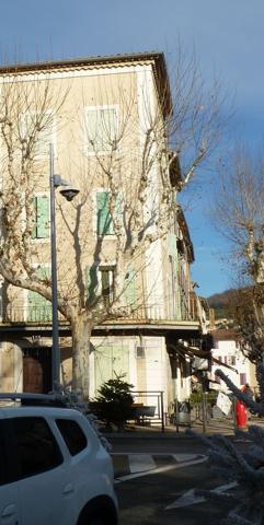 MANOSQUE, GRAND STUDIO AVEC BALCON TRES BIEN PLACE