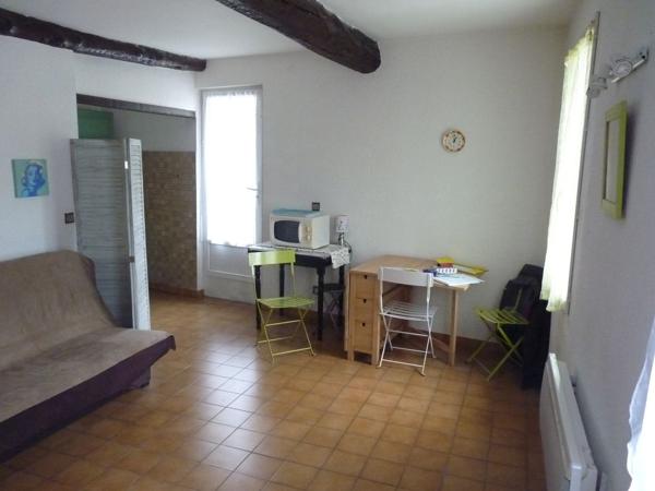 MANOSQUE, GRAND STUDIO AVEC BALCON TRES BIEN PLACE
