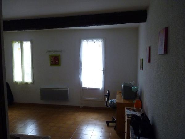MANOSQUE, GRAND STUDIO AVEC BALCON TRES BIEN PLACE