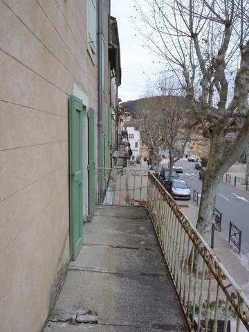 MANOSQUE, GRAND STUDIO AVEC BALCON TRES BIEN PLACE