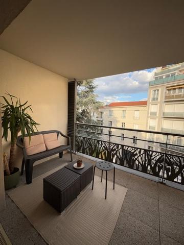 Centre ville, t2 avec terrasse et garage