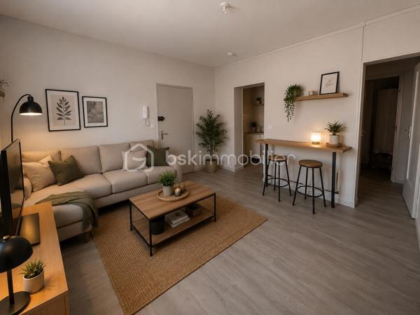 Opportunité! 

Appartement de 36 m² situé en rez-de-chaussée, en plein cœur de Tours, rue Léon Boyer.

Ce bien se compose d’une agréable pièce de vie avec kitchenette ouvrant sur une petite cour privative, idéale pour profiter d’un extérieur en centre-ville. Vous y trouverez également une salle d’eau, des WC indépendants ainsi qu’une grande chambre.

Situé dans une petite copropriété de 6 lots, l’appartement bénéficie d’un emplacement recherché, à proximité immédiate des commerces, transports et commodités du centre-ville.

Travaux réalisés avant la vente : Sols, peintures, radiateurs, tableau électrique, menuiseries. 

Charges annuelles : 1 028 €.
Logement soumis aux règles HLM avec un loyer plafonné à 357,43 €, offrant une belle opportunité pour un premier achat en résidence principale.