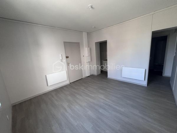 Opportunité! 

Appartement de 36 m² situé en rez-de-chaussée, en plein cœur de Tours, rue Léon Boyer.

Ce bien se compose d’une agréable pièce de vie avec kitchenette ouvrant sur une petite cour privative, idéale pour profiter d’un extérieur en centre-ville. Vous y trouverez également une salle d’eau, des WC indépendants ainsi qu’une grande chambre.

Situé dans une petite copropriété de 6 lots, l’appartement bénéficie d’un emplacement recherché, à proximité immédiate des commerces, transports et commodités du centre-ville.

Travaux réalisés avant la vente : Sols, peintures, radiateurs, tableau électrique, menuiseries. 

Charges annuelles : 1 028 €.
Logement soumis aux règles HLM avec un loyer plafonné à 357,43 €, offrant une belle opportunité pour un premier achat en résidence principale.
