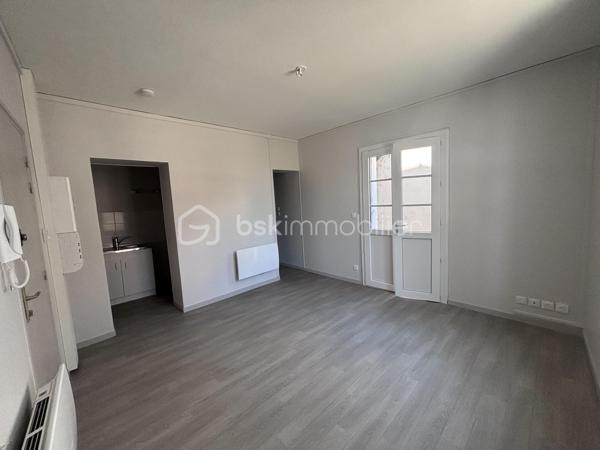 Opportunité! 

Appartement de 36 m² situé en rez-de-chaussée, en plein cœur de Tours, rue Léon Boyer.

Ce bien se compose d’une agréable pièce de vie avec kitchenette ouvrant sur une petite cour privative, idéale pour profiter d’un extérieur en centre-ville. Vous y trouverez également une salle d’eau, des WC indépendants ainsi qu’une grande chambre.

Situé dans une petite copropriété de 6 lots, l’appartement bénéficie d’un emplacement recherché, à proximité immédiate des commerces, transports et commodités du centre-ville.

Travaux réalisés avant la vente : Sols, peintures, radiateurs, tableau électrique, menuiseries. 

Charges annuelles : 1 028 €.
Logement soumis aux règles HLM avec un loyer plafonné à 357,43 €, offrant une belle opportunité pour un premier achat en résidence principale.