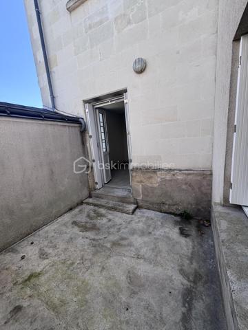 Opportunité! 

Appartement de 36 m² situé en rez-de-chaussée, en plein cœur de Tours, rue Léon Boyer.

Ce bien se compose d’une agréable pièce de vie avec kitchenette ouvrant sur une petite cour privative, idéale pour profiter d’un extérieur en centre-ville. Vous y trouverez également une salle d’eau, des WC indépendants ainsi qu’une grande chambre.

Situé dans une petite copropriété de 6 lots, l’appartement bénéficie d’un emplacement recherché, à proximité immédiate des commerces, transports et commodités du centre-ville.

Travaux réalisés avant la vente : Sols, peintures, radiateurs, tableau électrique, menuiseries. 

Charges annuelles : 1 028 €.
Logement soumis aux règles HLM avec un loyer plafonné à 357,43 €, offrant une belle opportunité pour un premier achat en résidence principale.