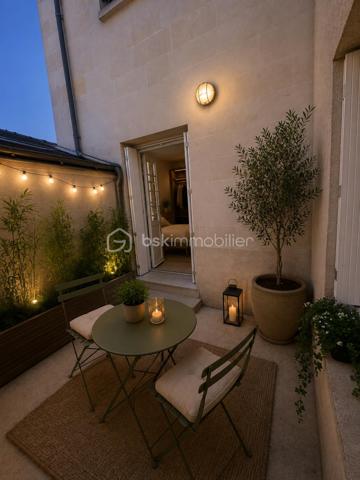 Opportunité! 

Appartement de 36 m² situé en rez-de-chaussée, en plein cœur de Tours, rue Léon Boyer.

Ce bien se compose d’une agréable pièce de vie avec kitchenette ouvrant sur une petite cour privative, idéale pour profiter d’un extérieur en centre-ville. Vous y trouverez également une salle d’eau, des WC indépendants ainsi qu’une grande chambre.

Situé dans une petite copropriété de 6 lots, l’appartement bénéficie d’un emplacement recherché, à proximité immédiate des commerces, transports et commodités du centre-ville.

Travaux réalisés avant la vente : Sols, peintures, radiateurs, tableau électrique, menuiseries. 

Charges annuelles : 1 028 €.
Logement soumis aux règles HLM avec un loyer plafonné à 357,43 €, offrant une belle opportunité pour un premier achat en résidence principale.