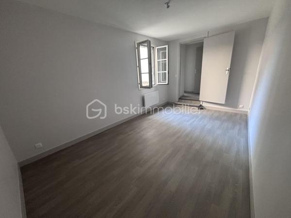 Opportunité! 

Appartement de 36 m² situé en rez-de-chaussée, en plein cœur de Tours, rue Léon Boyer.

Ce bien se compose d’une agréable pièce de vie avec kitchenette ouvrant sur une petite cour privative, idéale pour profiter d’un extérieur en centre-ville. Vous y trouverez également une salle d’eau, des WC indépendants ainsi qu’une grande chambre.

Situé dans une petite copropriété de 6 lots, l’appartement bénéficie d’un emplacement recherché, à proximité immédiate des commerces, transports et commodités du centre-ville.

Travaux réalisés avant la vente : Sols, peintures, radiateurs, tableau électrique, menuiseries. 

Charges annuelles : 1 028 €.
Logement soumis aux règles HLM avec un loyer plafonné à 357,43 €, offrant une belle opportunité pour un premier achat en résidence principale.