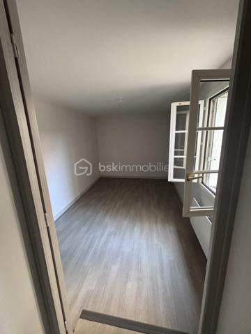 Opportunité! 

Appartement de 36 m² situé en rez-de-chaussée, en plein cœur de Tours, rue Léon Boyer.

Ce bien se compose d’une agréable pièce de vie avec kitchenette ouvrant sur une petite cour privative, idéale pour profiter d’un extérieur en centre-ville. Vous y trouverez également une salle d’eau, des WC indépendants ainsi qu’une grande chambre.

Situé dans une petite copropriété de 6 lots, l’appartement bénéficie d’un emplacement recherché, à proximité immédiate des commerces, transports et commodités du centre-ville.

Travaux réalisés avant la vente : Sols, peintures, radiateurs, tableau électrique, menuiseries. 

Charges annuelles : 1 028 €.
Logement soumis aux règles HLM avec un loyer plafonné à 357,43 €, offrant une belle opportunité pour un premier achat en résidence principale.