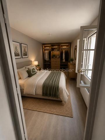 Opportunité! 

Appartement de 36 m² situé en rez-de-chaussée, en plein cœur de Tours, rue Léon Boyer.

Ce bien se compose d’une agréable pièce de vie avec kitchenette ouvrant sur une petite cour privative, idéale pour profiter d’un extérieur en centre-ville. Vous y trouverez également une salle d’eau, des WC indépendants ainsi qu’une grande chambre.

Situé dans une petite copropriété de 6 lots, l’appartement bénéficie d’un emplacement recherché, à proximité immédiate des commerces, transports et commodités du centre-ville.

Travaux réalisés avant la vente : Sols, peintures, radiateurs, tableau électrique, menuiseries. 

Charges annuelles : 1 028 €.
Logement soumis aux règles HLM avec un loyer plafonné à 357,43 €, offrant une belle opportunité pour un premier achat en résidence principale.