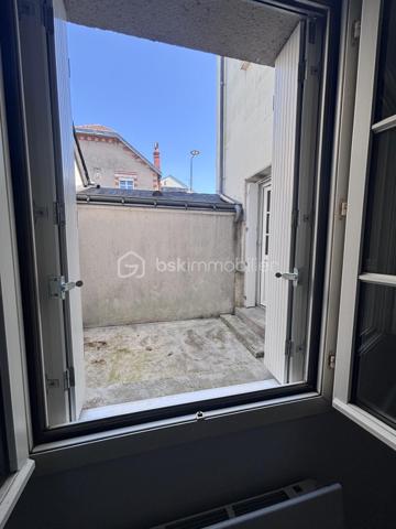 Opportunité! 

Appartement de 36 m² situé en rez-de-chaussée, en plein cœur de Tours, rue Léon Boyer.

Ce bien se compose d’une agréable pièce de vie avec kitchenette ouvrant sur une petite cour privative, idéale pour profiter d’un extérieur en centre-ville. Vous y trouverez également une salle d’eau, des WC indépendants ainsi qu’une grande chambre.

Situé dans une petite copropriété de 6 lots, l’appartement bénéficie d’un emplacement recherché, à proximité immédiate des commerces, transports et commodités du centre-ville.

Travaux réalisés avant la vente : Sols, peintures, radiateurs, tableau électrique, menuiseries. 

Charges annuelles : 1 028 €.
Logement soumis aux règles HLM avec un loyer plafonné à 357,43 €, offrant une belle opportunité pour un premier achat en résidence principale.