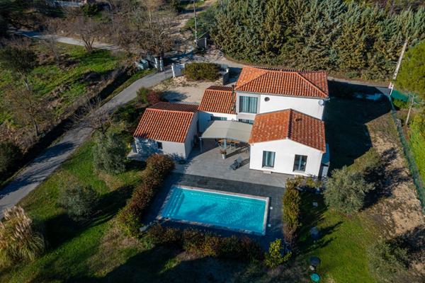 Villa contemporaine de 143m2 avec piscine 9x4m, jardin 4000m2, grand garage