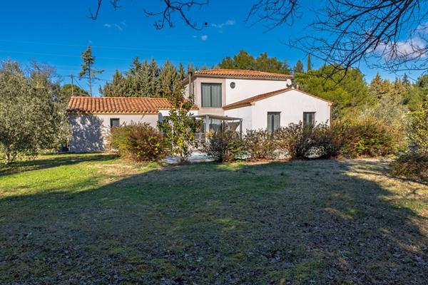 Villa contemporaine de 143m2 avec piscine 9x4m, jardin 4000m2, grand garage