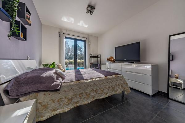 Villa contemporaine de 143m2 avec piscine 9x4m, jardin 4000m2, grand garage