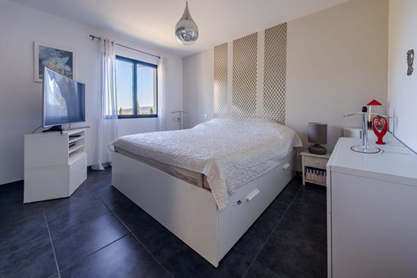 Villa contemporaine de 143m2 avec piscine 9x4m, jardin 4000m2, grand garage