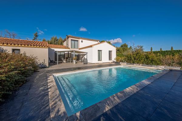 Villa contemporaine de 143m2 avec piscine 9x4m, jardin 4000m2, grand garage