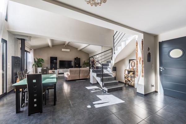 Villa contemporaine de 143m2 avec piscine 9x4m, jardin 4000m2, grand garage
