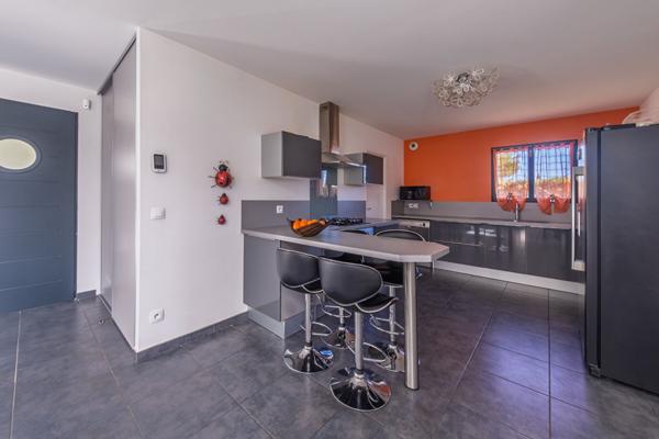 Villa contemporaine de 143m2 avec piscine 9x4m, jardin 4000m2, grand garage