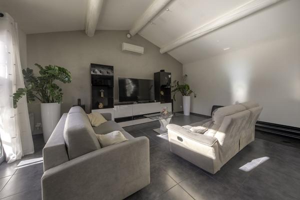 Villa contemporaine de 143m2 avec piscine 9x4m, jardin 4000m2, grand garage