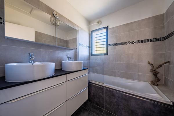 Villa contemporaine de 143m2 avec piscine 9x4m, jardin 4000m2, grand garage