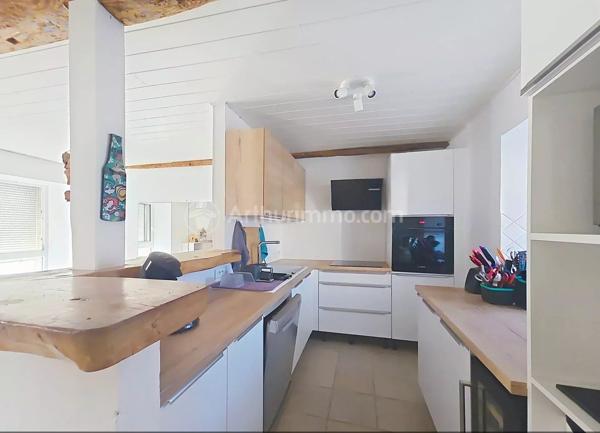 Location                                                      Maison
                        
                     4 pièces                      96 m2                     à Saint-Genès-Champanelle