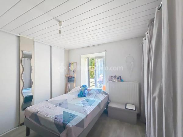 Location                                                      Maison
                        
                     4 pièces                      96 m2                     à Saint-Genès-Champanelle