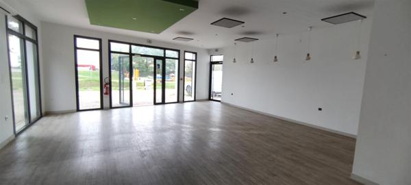 LOCAL COMMERCIAL/PROFESSIONNEL 90 m²