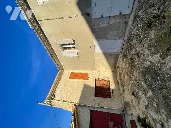 Au  cœur du village, ensemble immobilier composé de 2 logements chacun avec son propre compteur