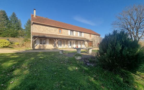 Maison à vendre    6 pièces • 295 m2 Saint-Yrieix-la-Perche