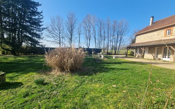 Maison à vendre    6 pièces • 295 m2 Saint-Yrieix-la-Perche