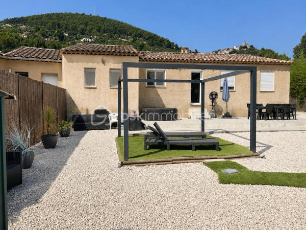 A Solliès-Pont  coté la Farlède, découvrez cette agréable maison contemporaine de plain pied de 116 m², offrant de beaux volumes, une belle luminosité et un cadre de vie recherché entre confort et tranquillité.

Dés l'entrée vous serez séduits par une vaste pièce de vie de 41 M² avec cuisine américaine aménagée, ouverte sur une grande terrasse de 50 m² idéale pour les repas en extérieur et les moments de détente.

L'espace nuit se compose de  4 chambres avec rangements, d'un bureau, d'une salle de bains avec douche et baignoire, d'un wc indépendant ainsi qu'une buanderie.

A l'extérieur, vous profiterez d'un terrain plat de 1500 M², facile d'entretien, permettant de profiter pleinement des espaces extérieurs qui offre de nombreuses possibilités de stationnement (voitures utilitaires, camping-car, bateau ...)

Prestations:
- Climatisation réversible
- Volets roulants électriques
- Fosse septique aux normes
- Possibilité d'accès au canal des arrosants

Un environnement  campagne recherché, tout en restant proche du centre ville moins de 3 mn, écoles et collège (moins de 5 mn), centre commercial 5 minutes, accès autoroute
 A 57 (5 minutes).