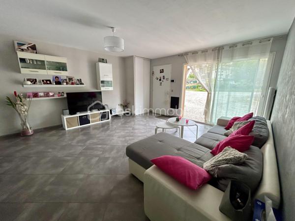 A Solliès-Pont  coté la Farlède, découvrez cette agréable maison contemporaine de plain pied de 116 m², offrant de beaux volumes, une belle luminosité et un cadre de vie recherché entre confort et tranquillité.

Dés l'entrée vous serez séduits par une vaste pièce de vie de 41 M² avec cuisine américaine aménagée, ouverte sur une grande terrasse de 50 m² idéale pour les repas en extérieur et les moments de détente.

L'espace nuit se compose de  4 chambres avec rangements, d'un bureau, d'une salle de bains avec douche et baignoire, d'un wc indépendant ainsi qu'une buanderie.

A l'extérieur, vous profiterez d'un terrain plat de 1500 M², facile d'entretien, permettant de profiter pleinement des espaces extérieurs qui offre de nombreuses possibilités de stationnement (voitures utilitaires, camping-car, bateau ...)

Prestations:
- Climatisation réversible
- Volets roulants électriques
- Fosse septique aux normes
- Possibilité d'accès au canal des arrosants

Un environnement  campagne recherché, tout en restant proche du centre ville moins de 3 mn, écoles et collège (moins de 5 mn), centre commercial 5 minutes, accès autoroute
 A 57 (5 minutes).