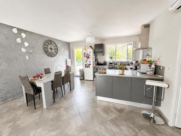 A Solliès-Pont  coté la Farlède, découvrez cette agréable maison contemporaine de plain pied de 116 m², offrant de beaux volumes, une belle luminosité et un cadre de vie recherché entre confort et tranquillité.

Dés l'entrée vous serez séduits par une vaste pièce de vie de 41 M² avec cuisine américaine aménagée, ouverte sur une grande terrasse de 50 m² idéale pour les repas en extérieur et les moments de détente.

L'espace nuit se compose de  4 chambres avec rangements, d'un bureau, d'une salle de bains avec douche et baignoire, d'un wc indépendant ainsi qu'une buanderie.

A l'extérieur, vous profiterez d'un terrain plat de 1500 M², facile d'entretien, permettant de profiter pleinement des espaces extérieurs qui offre de nombreuses possibilités de stationnement (voitures utilitaires, camping-car, bateau ...)

Prestations:
- Climatisation réversible
- Volets roulants électriques
- Fosse septique aux normes
- Possibilité d'accès au canal des arrosants

Un environnement  campagne recherché, tout en restant proche du centre ville moins de 3 mn, écoles et collège (moins de 5 mn), centre commercial 5 minutes, accès autoroute
 A 57 (5 minutes).
