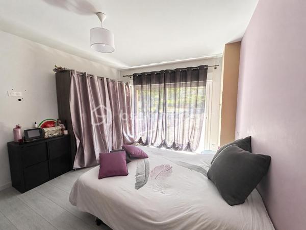 A Solliès-Pont  coté la Farlède, découvrez cette agréable maison contemporaine de plain pied de 116 m², offrant de beaux volumes, une belle luminosité et un cadre de vie recherché entre confort et tranquillité.

Dés l'entrée vous serez séduits par une vaste pièce de vie de 41 M² avec cuisine américaine aménagée, ouverte sur une grande terrasse de 50 m² idéale pour les repas en extérieur et les moments de détente.

L'espace nuit se compose de  4 chambres avec rangements, d'un bureau, d'une salle de bains avec douche et baignoire, d'un wc indépendant ainsi qu'une buanderie.

A l'extérieur, vous profiterez d'un terrain plat de 1500 M², facile d'entretien, permettant de profiter pleinement des espaces extérieurs qui offre de nombreuses possibilités de stationnement (voitures utilitaires, camping-car, bateau ...)

Prestations:
- Climatisation réversible
- Volets roulants électriques
- Fosse septique aux normes
- Possibilité d'accès au canal des arrosants

Un environnement  campagne recherché, tout en restant proche du centre ville moins de 3 mn, écoles et collège (moins de 5 mn), centre commercial 5 minutes, accès autoroute
 A 57 (5 minutes).