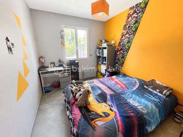 A Solliès-Pont  coté la Farlède, découvrez cette agréable maison contemporaine de plain pied de 116 m², offrant de beaux volumes, une belle luminosité et un cadre de vie recherché entre confort et tranquillité.

Dés l'entrée vous serez séduits par une vaste pièce de vie de 41 M² avec cuisine américaine aménagée, ouverte sur une grande terrasse de 50 m² idéale pour les repas en extérieur et les moments de détente.

L'espace nuit se compose de  4 chambres avec rangements, d'un bureau, d'une salle de bains avec douche et baignoire, d'un wc indépendant ainsi qu'une buanderie.

A l'extérieur, vous profiterez d'un terrain plat de 1500 M², facile d'entretien, permettant de profiter pleinement des espaces extérieurs qui offre de nombreuses possibilités de stationnement (voitures utilitaires, camping-car, bateau ...)

Prestations:
- Climatisation réversible
- Volets roulants électriques
- Fosse septique aux normes
- Possibilité d'accès au canal des arrosants

Un environnement  campagne recherché, tout en restant proche du centre ville moins de 3 mn, écoles et collège (moins de 5 mn), centre commercial 5 minutes, accès autoroute
 A 57 (5 minutes).
